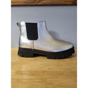 UGG Youth Size 6/Woman's Size 7 Ashton Chelsea Leather Boots Silver